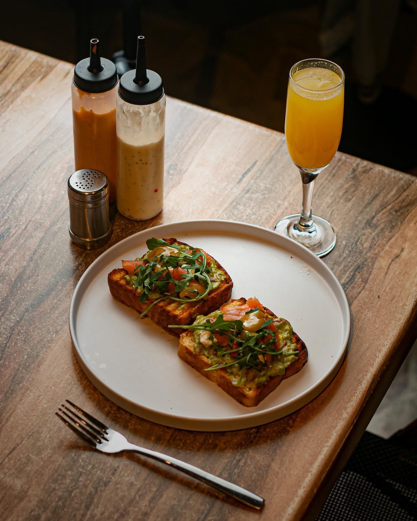 Avocado toast con arúgula, tomate y mimosa