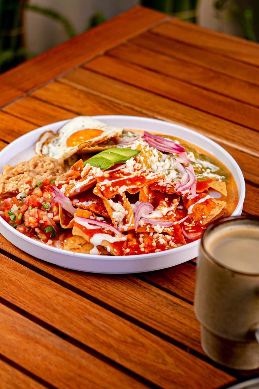 Chilaquiles Crostoli con huevo, queso fresco y aguacate