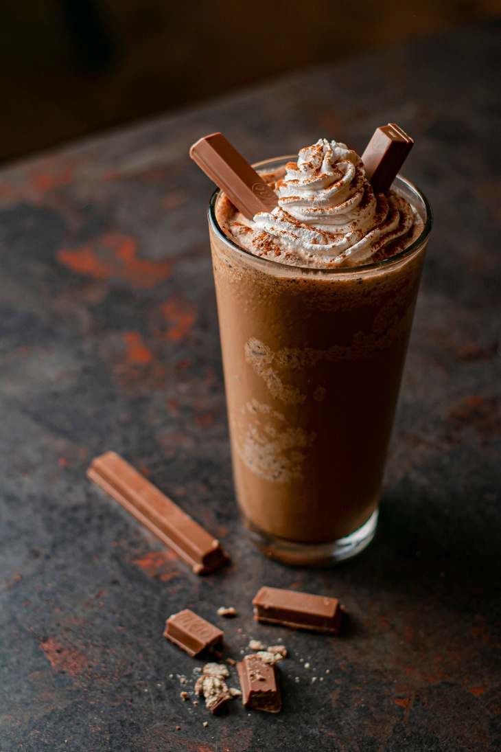 Frappé Crostoli con nutella, crema batida y kit kat