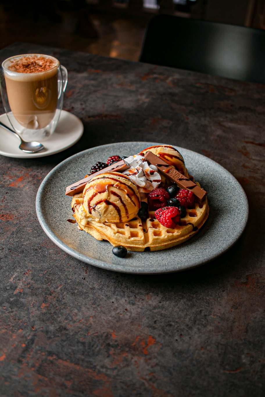 Waffle Fat con fruta de temporada, crema batida y kit kat